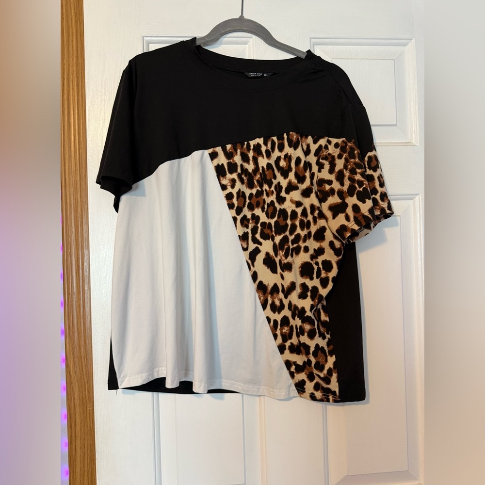 SHEIN Black and White Colorblock Leopard Tee